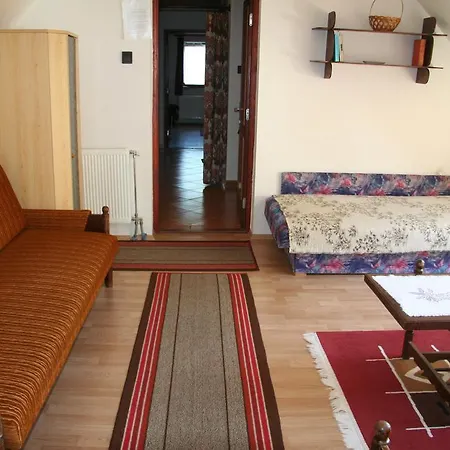 Ezustfenyo Vendeghaz * Orfű